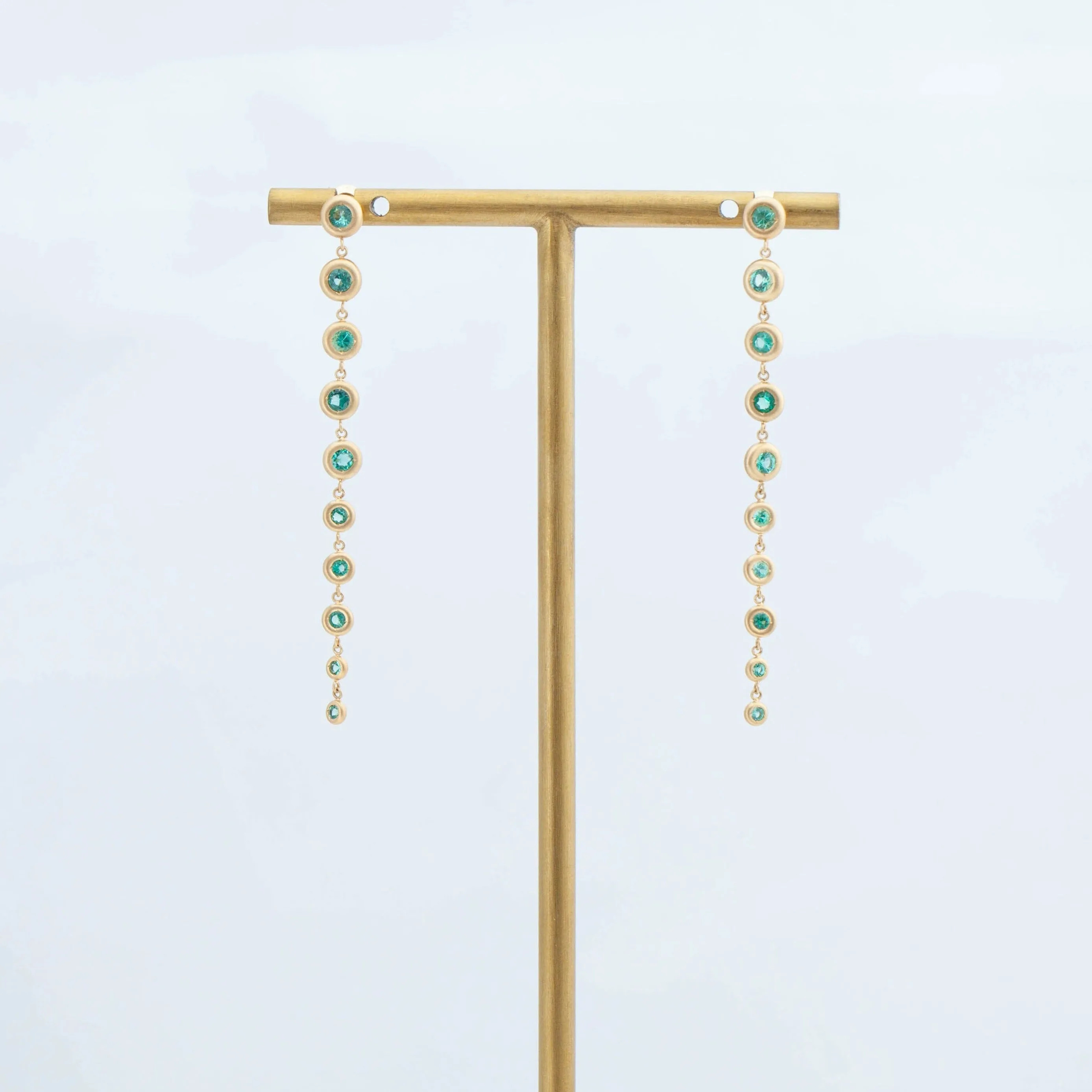 Puff medium gradation emerald drop earring